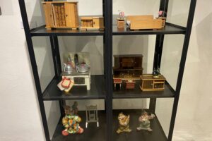 Obrazy, dawne karty świąteczne, zabawki i choinkowe ozdoby na jednej wystawie - Radio Kielce 14.12.2025. Sandomierz. Muzeum Diecezjalne Dom Długosza w Sandomierzu. Wystawa „Z pierwszą na niebie gwiazdą Bóg w Waszym domu zasiędzie. Opowieść Wigilijna” / Fot. Grażyna Szlęzak-Wójcik - Radio Kielce