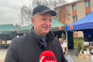 Chleb z pieca hitem jarmarku - Radio Kielce 14.12.2025. Dwikozy. Kiermasz / Fot. Grażyna Szlęzak-Wójcik - Radio Kielce