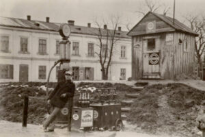 Historia kieleckich ulic. Krakowska Rogatka - Radio Kielce Kielce. Krakowska Rogatka. 1920 rok. Stacja benzynowa na skrzyżowaniu ulicy Krakowskiej i Ściegiennego, obecnie teren placu im. Józefa Piłsudskiego / źródło: fotopolska.eu