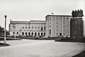 Historia kieleckich ulic. Krakowska Rogatka - Radio Kielce Kielce. Krakowska Rogatka. 1939 rok. Wojewódzki Dom Kultury / źródło: facebook.com/KielceNaPrzestrzeniLat