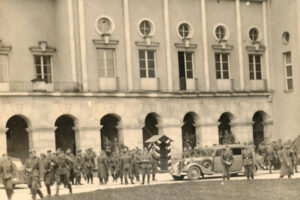 Historia kieleckich ulic. Krakowska Rogatka - Radio Kielce Kielce. Krakowska Rogatka. 1940 rok. Wojewódzki Dom Kultury im. Józefa Piłsudskiego / źródło: fotopolska.eu