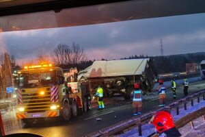 09.01.2026. Skarżysko-Kamienna. Trasa ekspresowa S7. Wypadek / Fot. PSP Skarżysko-Kamienna