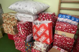 „Szlachetna Paczka” dla rodzin z powiatu sandomierskiego - Radio Kielce 13.12.2025. Sandomierz. „Szlachetna Paczka” - magazyn w Szkole Podstawowej w Złotej / Fot. Grażyna Szlęzak-Wójcik - Radio Kielce