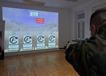 Mieszkańcy Ćmielowa mogą ćwiczyć strzelanie z broni - Radio Kielce Ćmielów. Strzelnica wirtualna / Fot. Anna Głąb - Radio Kielce