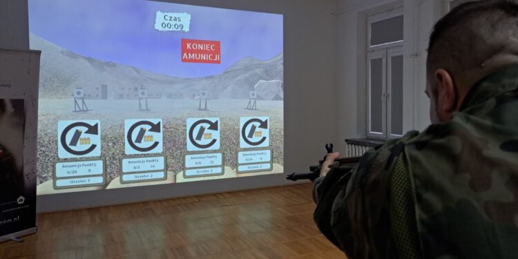 Mieszkańcy Ćmielowa mogą ćwiczyć strzelanie z broni - Radio Kielce Ćmielów. Strzelnica wirtualna / Fot. Anna Głąb - Radio Kielce