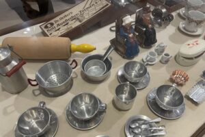 Obrazy, dawne karty świąteczne, zabawki i choinkowe ozdoby na jednej wystawie - Radio Kielce 14.12.2025. Sandomierz. Muzeum Diecezjalne Dom Długosza w Sandomierzu. Wystawa „Z pierwszą na niebie gwiazdą Bóg w Waszym domu zasiędzie. Opowieść Wigilijna” / Fot. Grażyna Szlęzak-Wójcik - Radio Kielce