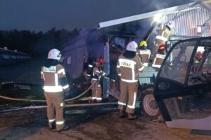 Pożar kurnika w Woli Morawickiej. W hali 19 tysięcy kurcząt - Radio Kielce Pożar kurnika w Woli Morawickiej. W hali 19 tysięcy kurcząt