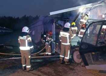 Pożar kurnika w Woli Morawickiej. W hali 19 tysięcy kurcząt - Radio Kielce Pożar kurnika w Woli Morawickiej. W hali 19 tysięcy kurcząt