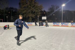 W Sandomierzu można już korzystać z lodowiska - Radio Kielce Sandomierz. Sztuczne lodowisko na Orliku przy ul. Żółkiewskiego / Fot. Grażyna Szlęzak-Wójcik - Radio Kielce