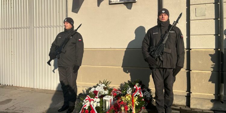 W Kielcach uczczono ofiary stanu wojennego - Radio Kielce 13.12.2025. Kielce. Areszt Śledczy w Kielcach. 44. rocznica wybuchu Stanu Wojennego / Fot. Iwona Murawska-Bujnowicz - Radio Kielce
