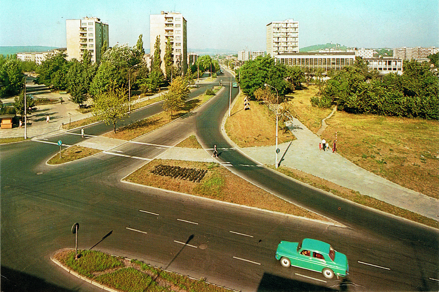 Kielce. Krakowska Rogatka. Lata 1970-1972. Skrzyżowanie ulic Jana Pawła II (wówczas Świerczewskiego) i Krakowskiej / źródło: fotopolska.eu Kielce. Krakowska Rogatka. Lata 1970-1972. Skrzyżowanie ulic Jana Pawła II (wówczas Świerczewskiego) i Krakowskiej / źródło: fotopolska.eu