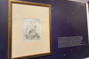 Obrazy, dawne karty świąteczne, zabawki i choinkowe ozdoby na jednej wystawie - Radio Kielce 14.12.2025. Sandomierz. Muzeum Diecezjalne Dom Długosza w Sandomierzu. Wystawa „Z pierwszą na niebie gwiazdą Bóg w Waszym domu zasiędzie. Opowieść Wigilijna” / Fot. Grażyna Szlęzak-Wójcik - Radio Kielce