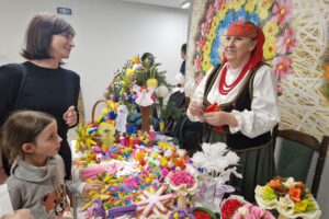 Ozdoby ze słomy i bibułki mają największą wartość - Radio Kielce Teresa Klimczak, ludowa artystka z Marzysza w gminie Daleszyce / Fot. Marzena Smoręda - Radio Kielce