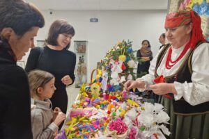 Ozdoby ze słomy i bibułki mają największą wartość - Radio Kielce Teresa Klimczak, ludowa artystka z Marzysza w gminie Daleszyce / Fot. Marzena Smoręda - Radio Kielce