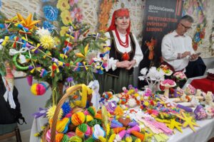 Ozdoby ze słomy i bibułki mają największą wartość - Radio Kielce Ozdoby ze słomy i bibułki mają największą wartość