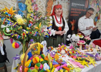 Ozdoby ze słomy i bibułki mają największą wartość - Radio Kielce Ozdoby ze słomy i bibułki mają największą wartość