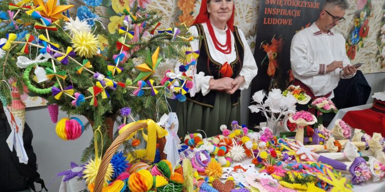 Ozdoby ze słomy i bibułki mają największą wartość - Radio Kielce Ozdoby ze słomy i bibułki mają największą wartość