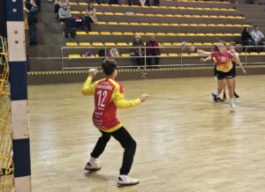 Dzieci z Akademii Piłki Ręcznej z Końskich, Smykowa i Przysuchy na sportowo obchodziły Mikołajki - Radio Kielce 07.12.2025. Końskie. Świąteczny Turniej o Puchar Burmistrza Miasta i Gminy Końskie / Fot. Maciej Makuła - Radio Kielce