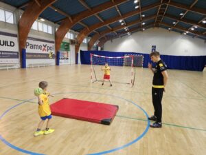 Dzieci z Akademii Piłki Ręcznej z Końskich, Smykowa i Przysuchy na sportowo obchodziły Mikołajki - Radio Kielce 07.12.2025. Końskie. Świąteczny Turniej o Puchar Burmistrza Miasta i Gminy Końskie / Fot. Maciej Makuła - Radio Kielce