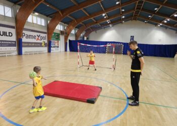 Dzieci z Akademii Piłki Ręcznej z Końskich, Smykowa i Przysuchy na sportowo obchodziły Mikołajki - Radio Kielce 07.12.2025. Końskie. Świąteczny Turniej o Puchar Burmistrza Miasta i Gminy Końskie / Fot. Maciej Makuła - Radio Kielce