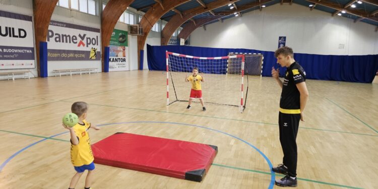 Dzieci z Akademii Piłki Ręcznej z Końskich, Smykowa i Przysuchy na sportowo obchodziły Mikołajki - Radio Kielce 07.12.2025. Końskie. Świąteczny Turniej o Puchar Burmistrza Miasta i Gminy Końskie / Fot. Maciej Makuła - Radio Kielce