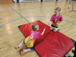 Dzieci z Akademii Piłki Ręcznej z Końskich, Smykowa i Przysuchy na sportowo obchodziły Mikołajki - Radio Kielce 07.12.2025. Końskie. Świąteczny Turniej o Puchar Burmistrza Miasta i Gminy Końskie / Fot. Maciej Makuła - Radio Kielce