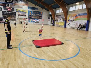 Dzieci z Akademii Piłki Ręcznej z Końskich, Smykowa i Przysuchy na sportowo obchodziły Mikołajki - Radio Kielce 07.12.2025. Końskie. Świąteczny Turniej o Puchar Burmistrza Miasta i Gminy Końskie / Fot. Maciej Makuła - Radio Kielce