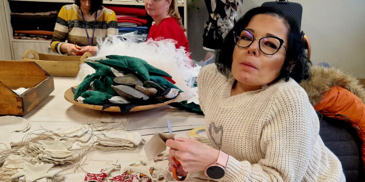 Ozdoby świąteczne kryjące historie ludzi - Radio Kielce Ozdoby świąteczne kryjące historie ludzi