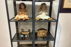 Obrazy, dawne karty świąteczne, zabawki i choinkowe ozdoby na jednej wystawie - Radio Kielce 14.12.2025. Sandomierz. Muzeum Diecezjalne Dom Długosza w Sandomierzu. Wystawa „Z pierwszą na niebie gwiazdą Bóg w Waszym domu zasiędzie. Opowieść Wigilijna” / Fot. Grażyna Szlęzak-Wójcik - Radio Kielce