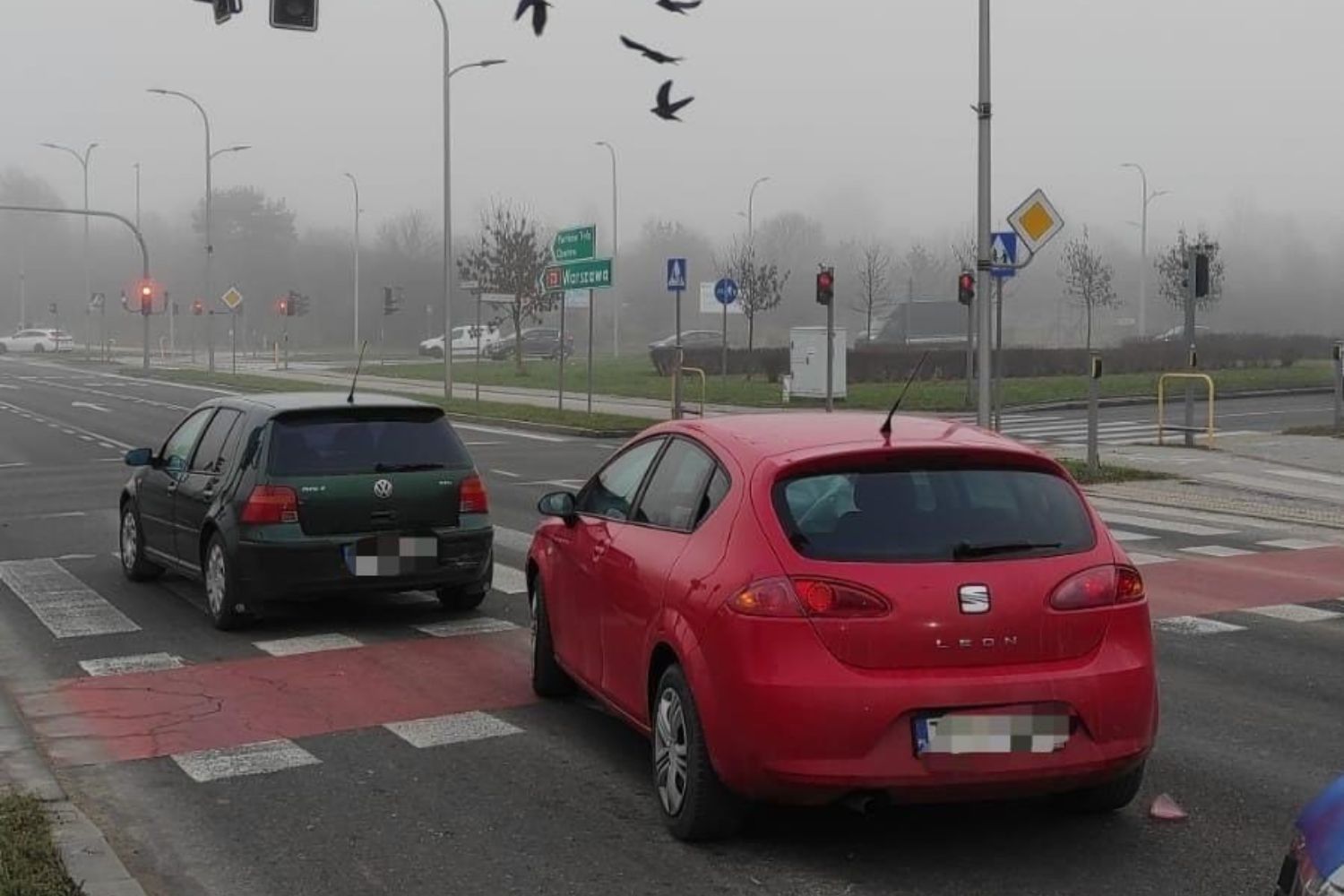 Kolizja dwóch aut na skrzyżowaniu w Kielcach. Są utrudnienia w ruchu