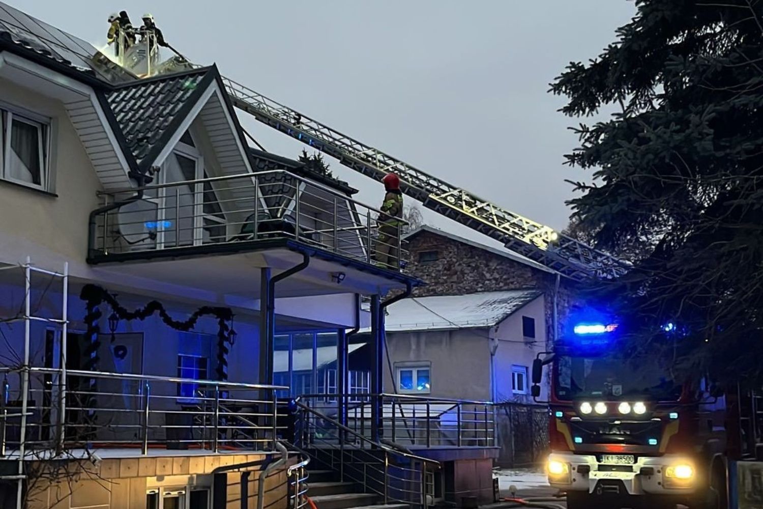 Pożar budynku jednorodzinnego. Siedem osób ewakuowanych