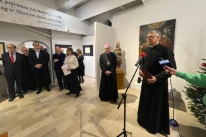 Obrazy, dawne karty świąteczne, zabawki i choinkowe ozdoby na jednej wystawie - Radio Kielce 14.12.2025. Sandomierz. Muzeum Diecezjalne Dom Długosza w Sandomierzu. Wystawa „Z pierwszą na niebie gwiazdą Bóg w Waszym domu zasiędzie. Opowieść Wigilijna” / Fot. Grażyna Szlęzak-Wójcik - Radio Kielce