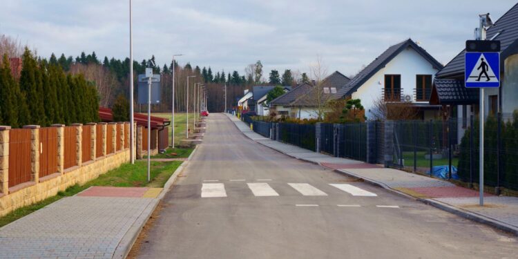 Lipie. Ulica Słoneczna przed i po remoncie / Fot. UG Brody