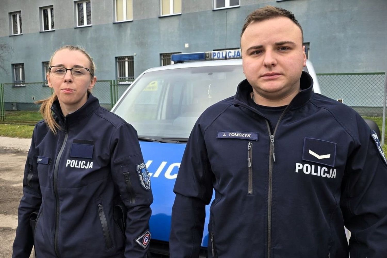 Policjanci wynieśli rannego mężczyznę z płonącego domu