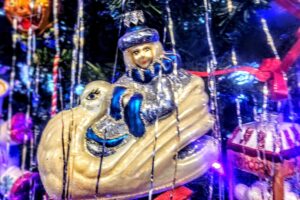 Choinka w Antykwariacie Naukowym im. Andrzeja Metzgera w Kielcach. Królowa śniegu / Fot. Dorota Klusek - Radio Kielce