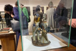 Obrazy, dawne karty świąteczne, zabawki i choinkowe ozdoby na jednej wystawie - Radio Kielce 14.12.2025. Sandomierz. Muzeum Diecezjalne Dom Długosza w Sandomierzu. Wystawa „Z pierwszą na niebie gwiazdą Bóg w Waszym domu zasiędzie. Opowieść Wigilijna” / Fot. Grażyna Szlęzak-Wójcik - Radio Kielce