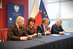 17.12.2025. Kielce. Podpisanie umów na usuwanie skutków klęsk żywiołowych / źródło: gov.pl