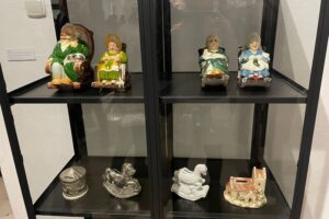 Obrazy, dawne karty świąteczne, zabawki i choinkowe ozdoby na jednej wystawie - Radio Kielce 14.12.2025. Sandomierz. Muzeum Diecezjalne Dom Długosza w Sandomierzu. Wystawa „Z pierwszą na niebie gwiazdą Bóg w Waszym domu zasiędzie. Opowieść Wigilijna” / Fot. Grażyna Szlęzak-Wójcik - Radio Kielce