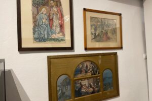 Obrazy, dawne karty świąteczne, zabawki i choinkowe ozdoby na jednej wystawie - Radio Kielce 14.12.2025. Sandomierz. Muzeum Diecezjalne Dom Długosza w Sandomierzu. Wystawa „Z pierwszą na niebie gwiazdą Bóg w Waszym domu zasiędzie. Opowieść Wigilijna” / Fot. Grażyna Szlęzak-Wójcik - Radio Kielce