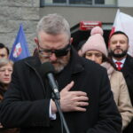 Rozpoczął się proces Grzegorza Brauna w sprawie m.in. zgaszenia świec chanukowych w Sejmie - Radio Kielce