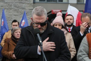 Rozpoczął się proces Grzegorza Brauna w sprawie m.in. zgaszenia świec chanukowych w Sejmie - Radio Kielce