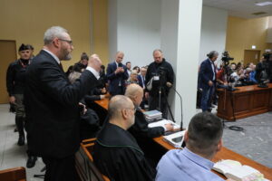 Rozpoczął się proces Grzegorza Brauna w sprawie m.in. zgaszenia świec chanukowych w Sejmie - Radio Kielce