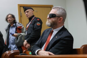 Rozpoczął się proces Grzegorza Brauna w sprawie m.in. zgaszenia świec chanukowych w Sejmie