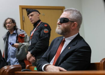 Rozpoczął się proces Grzegorza Brauna w sprawie m.in. zgaszenia świec chanukowych w Sejmie