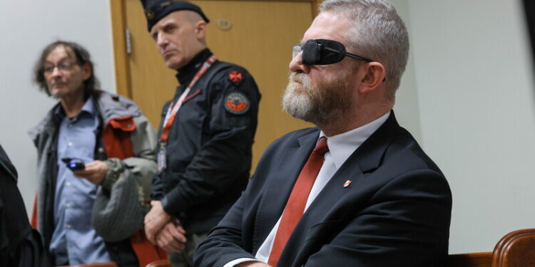 Rozpoczął się proces Grzegorza Brauna w sprawie m.in. zgaszenia świec chanukowych w Sejmie