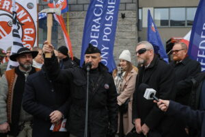 Rozpoczął się proces Grzegorza Brauna w sprawie m.in. zgaszenia świec chanukowych w Sejmie - Radio Kielce