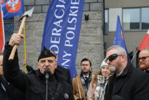 Rozpoczął się proces Grzegorza Brauna w sprawie m.in. zgaszenia świec chanukowych w Sejmie - Radio Kielce