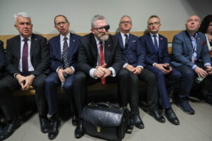 Rozpoczął się proces Grzegorza Brauna w sprawie m.in. zgaszenia świec chanukowych w Sejmie - Radio Kielce