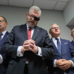 Rozpoczął się proces Grzegorza Brauna w sprawie m.in. zgaszenia świec chanukowych w Sejmie - Radio Kielce