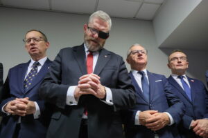 Rozpoczął się proces Grzegorza Brauna w sprawie m.in. zgaszenia świec chanukowych w Sejmie - Radio Kielce